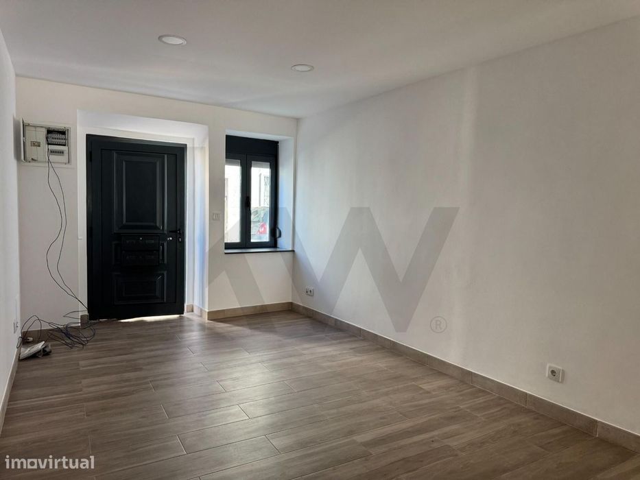 T1 remodelado para arrendamento em Paio Pires, com amplo terraço