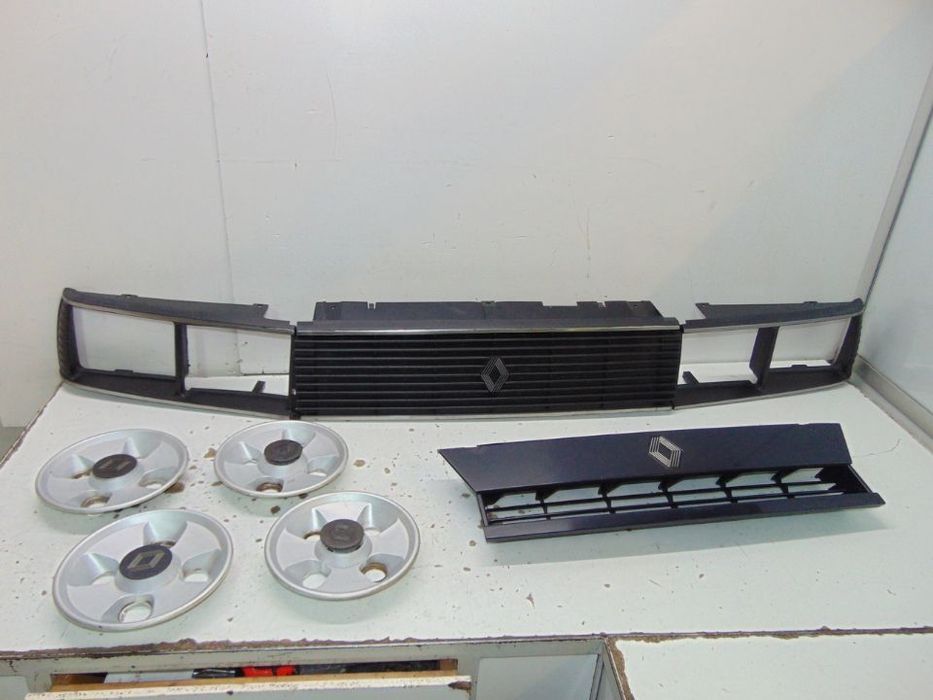 Renault 9 grelhas dos faróis e + peças