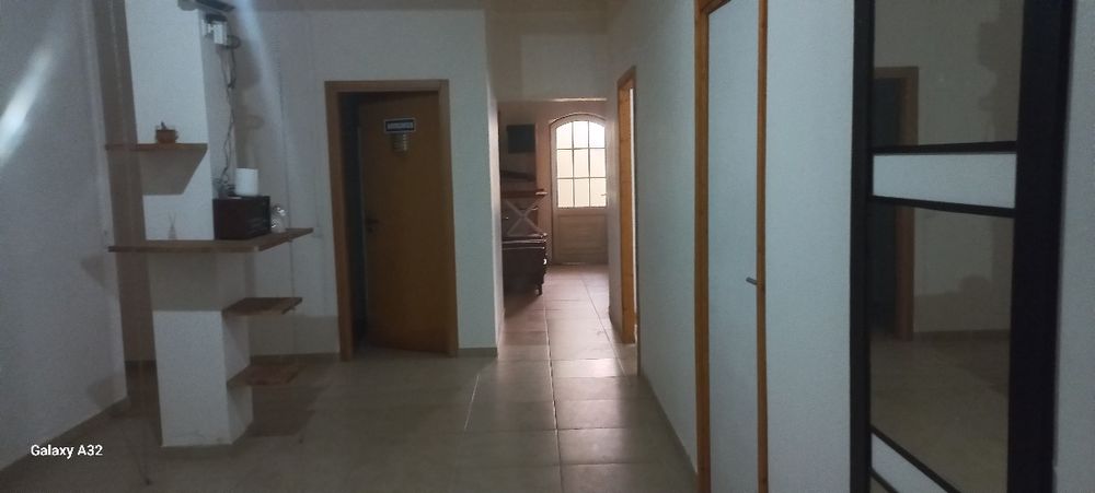 Quartos com casa de banho privada  , cozinha com todos os electrodomésticos  , 290 € com tudo incluido agua luz e net