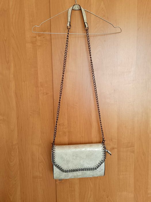 Torebka damska listonoszka imitacja zamszu z metalowym łańcuszkiem.
