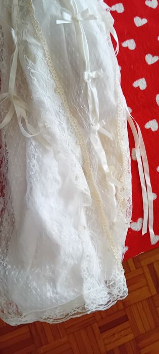 Bebé grandito vestido longo e touca.