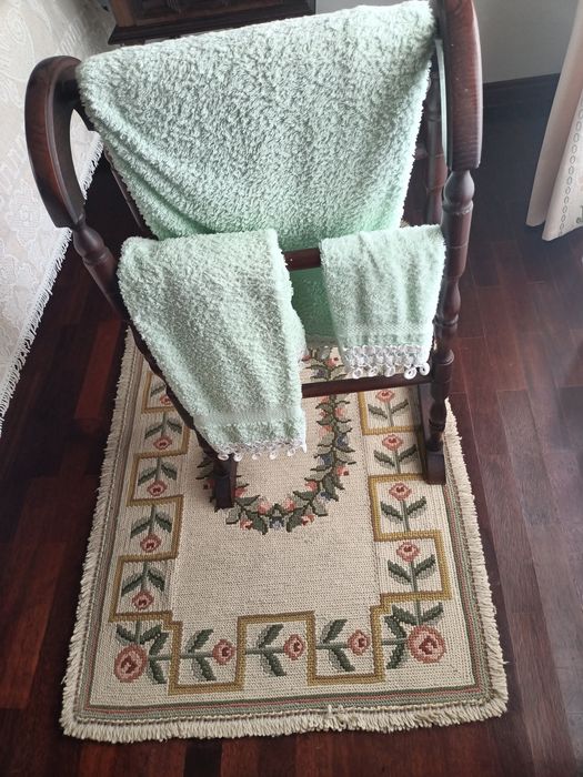 Suporte para toalhas de casa de banho em madeira/mogno