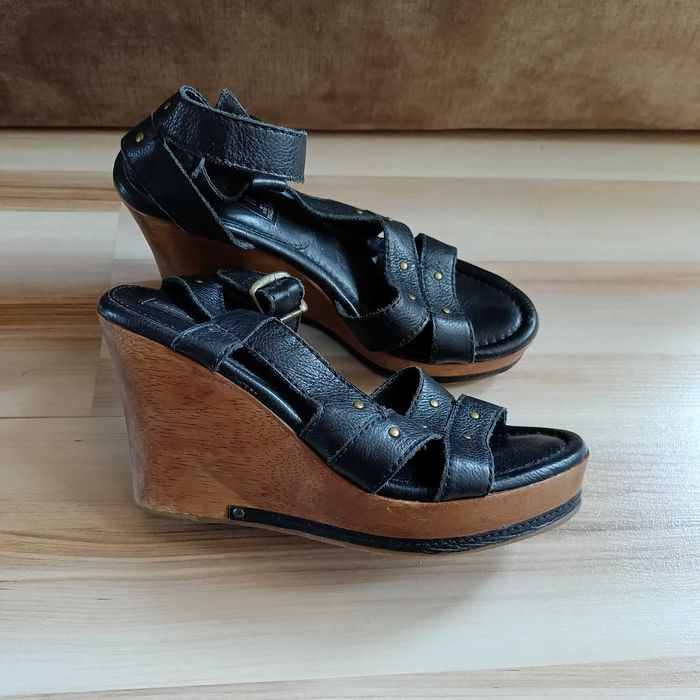 Sandały skórzane na koturnie Steve Madden