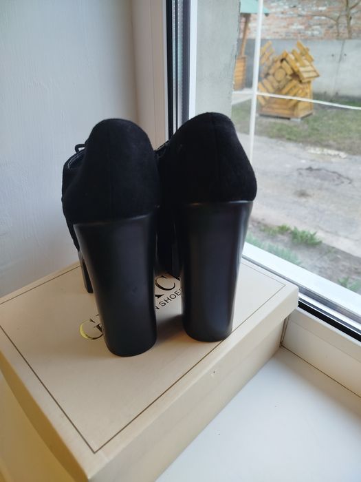 Продам жіноче взуття