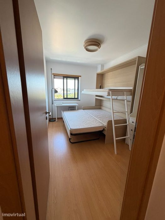 Apartamento T2 com Varanda e Garagem em Telheiras