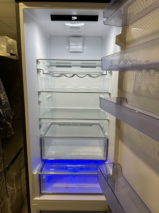 Холодильник 2 метра графіт No Frost  Beko gt2647