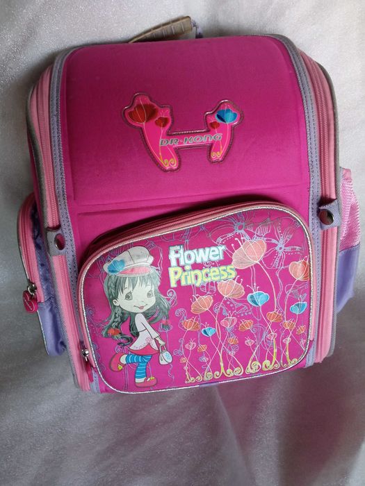 Фірмовий рюкзак для школи чи ліцея.