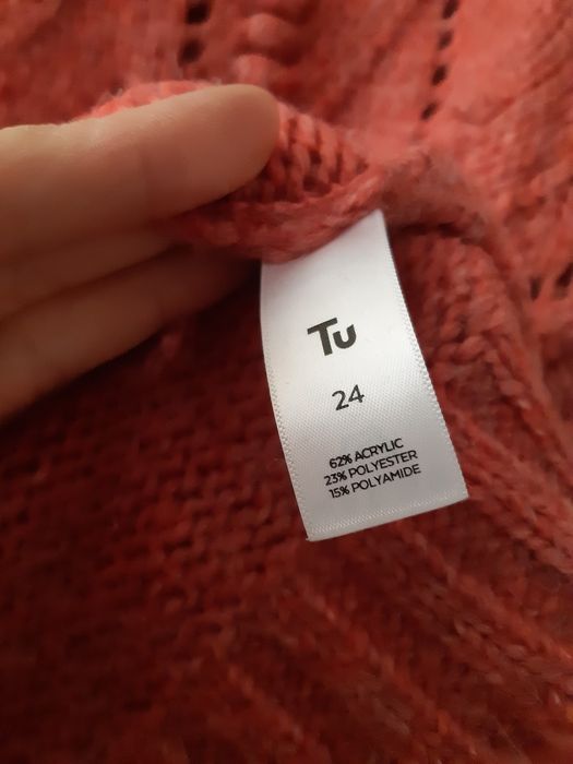 Piękny koralowy sweter Tu