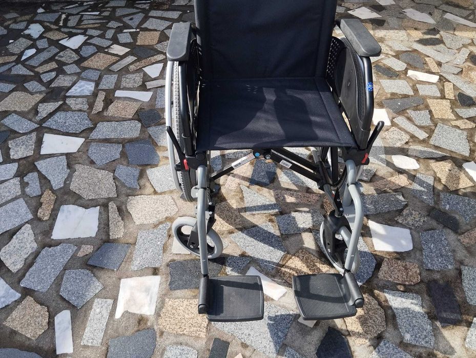 Cadeira de rodas nova