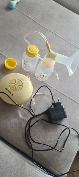 Bom de leite Medela elétrico com 2 biberoes.