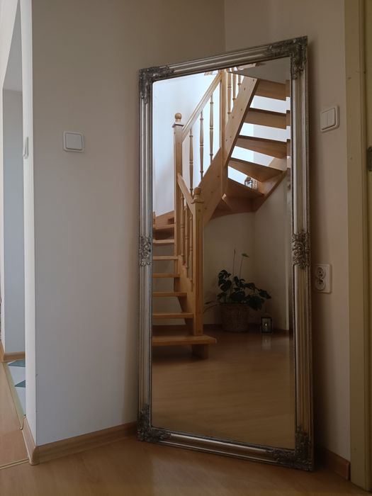 Lustro  w srebrnej  ramie