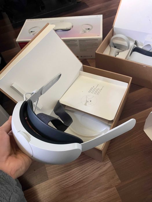 Meta Quest 2 128gb + Elite Head Strap Battery