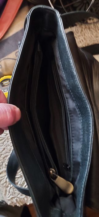 Czarna skórzana torba listonoszka unisex