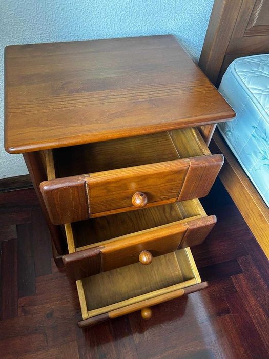 Cama de casal em madeira maciça + colchão + estrado + 2 mesas de cabeceira