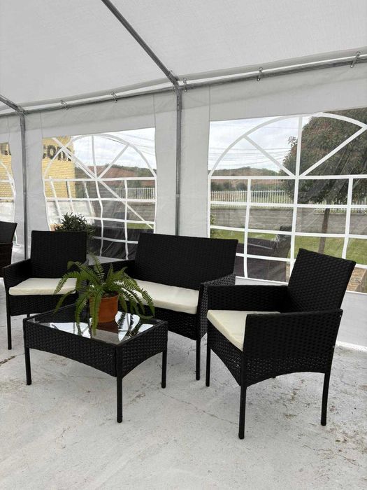 móveis: sofá, 2 cadeiras, mesa