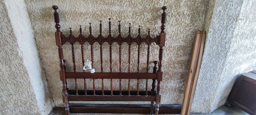 Mobília de quarto em madeira antiga