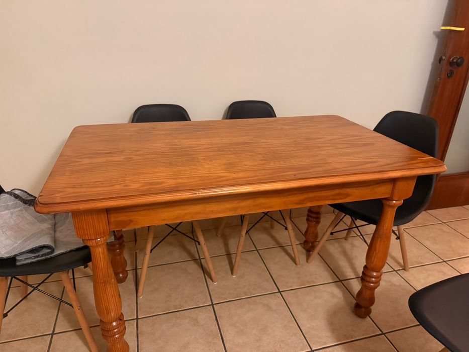 Mesa se cozinha em otimo estado