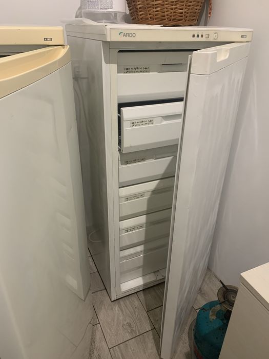Продам 2 морозильні камери+холодильник