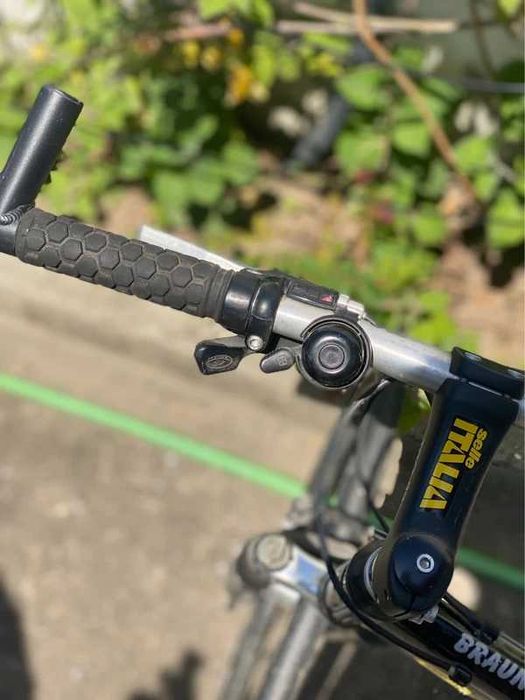 Bicicleta cinzenta para adultos