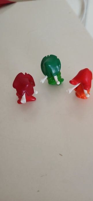 Três figuras Painty Ten, de 2006, novas
