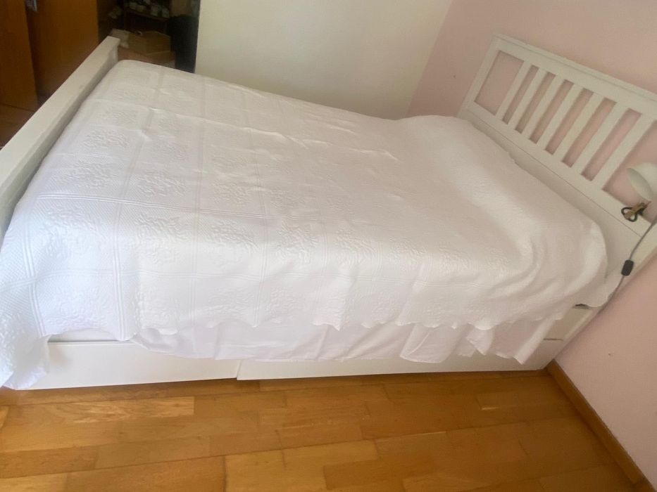 Cama de casal com gavetas para armazenamento