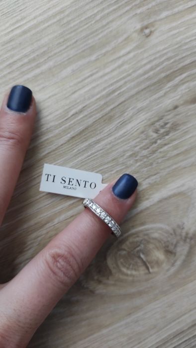 Anel de prata e pedras brilhantes da Ti Sento