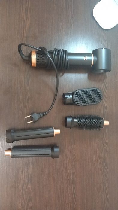 Suszarka do włosów z wymiennymi końcówkami