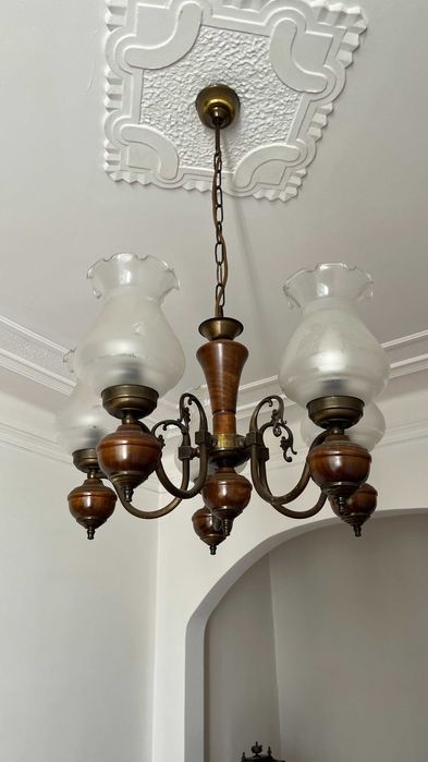 Candeeiro de teto vintage em latão, madeira e cúpulas de vidro