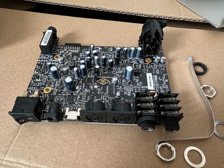 Interface de áudio UA Volt 1 avariada (para reparação ou peças)