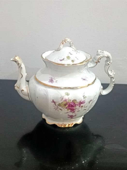 Bule decorativo de porcelana.