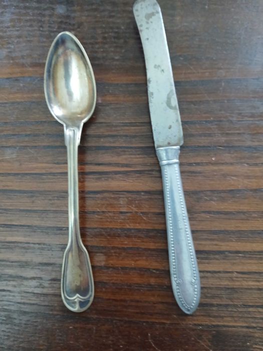 Varios conjuntos de talheres antigos