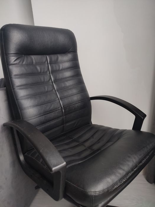 Офісне крісло в нормальному стані