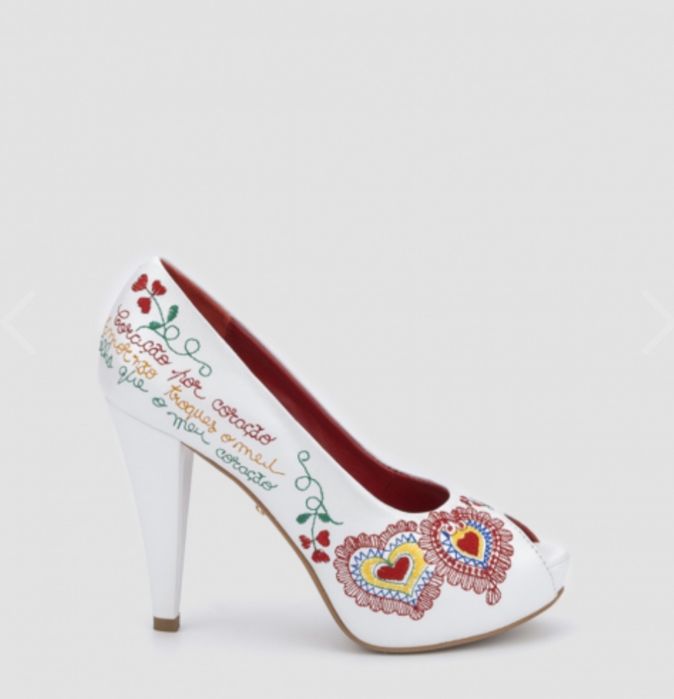 Sapato de salto alto com Pormenores bordados dos Lenços de Namorados