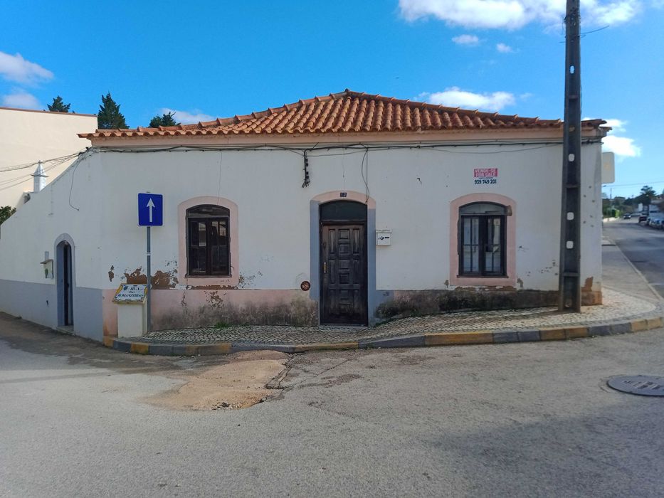 Moradia T5 Térrea c/ Jardim + 2 Lojas no Centro de Algoz