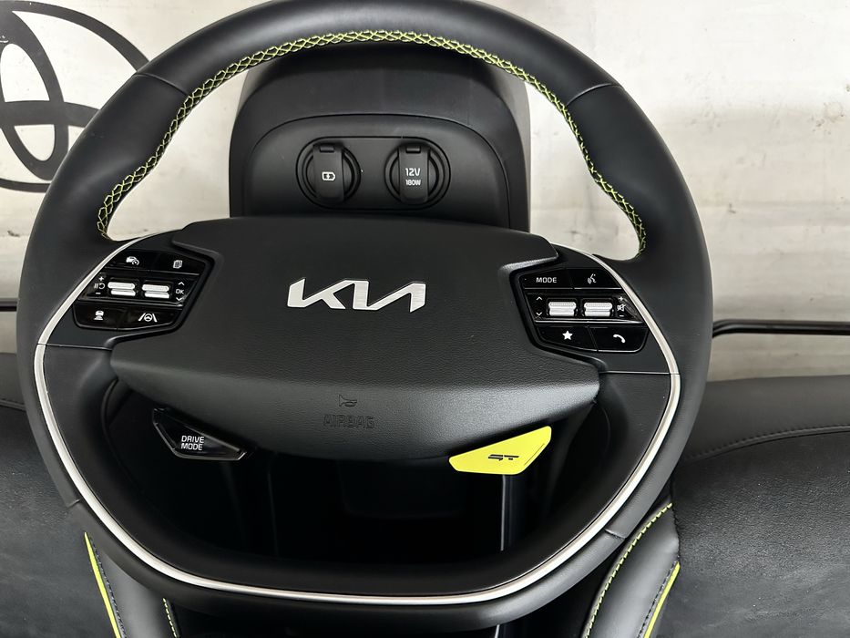Kia EV6 GT салон карти підлокітник руль сідушка крісло