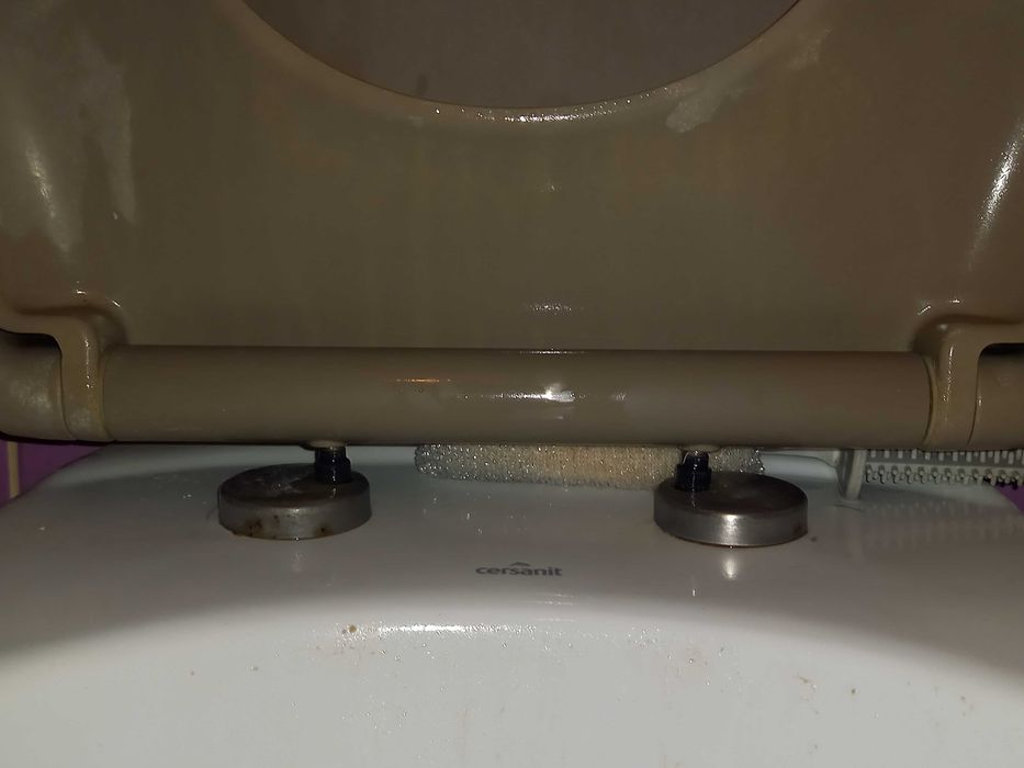 Deska sedesowa klozetowa szara ciemna.