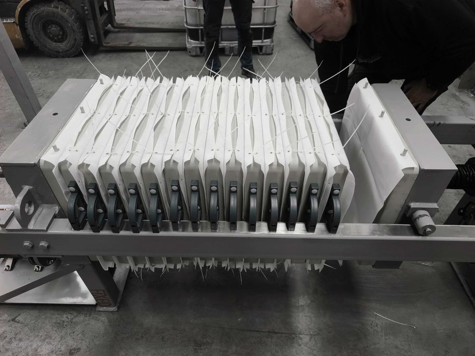 Prasa filtracyjna, odlakierowywanie chemiczne