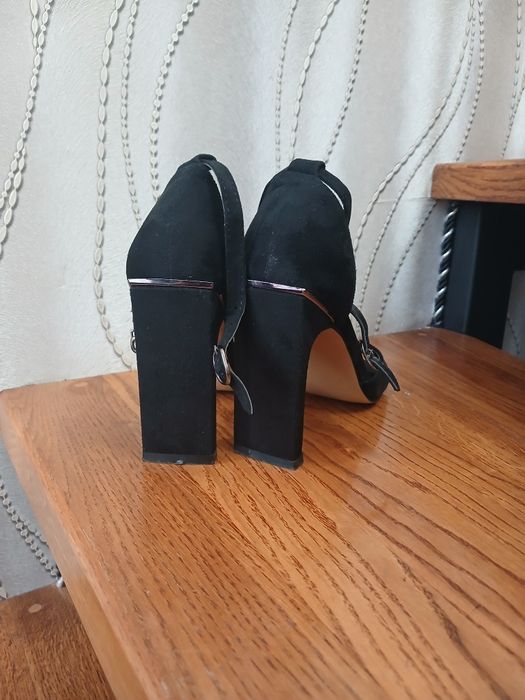 Продам босоніжки замшеві розмір 39,одягала один раз,віддам за 550грн.