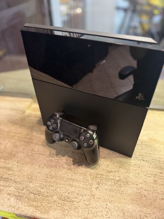 Konsola PS4 plus gra na płycie