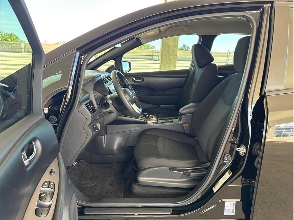 Nissan LEAF      2025