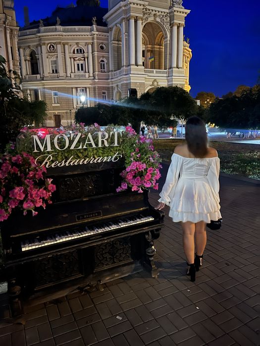 Святкова біла сукня