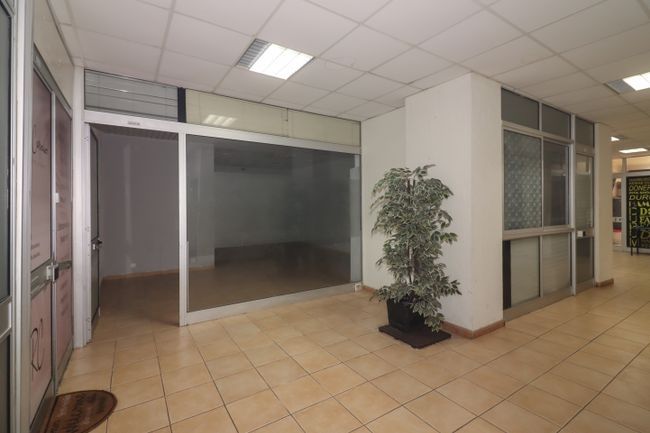 Vende-se / Arrenda-se  Loja, Povoa Santa Iria - Vila Franca de Xira