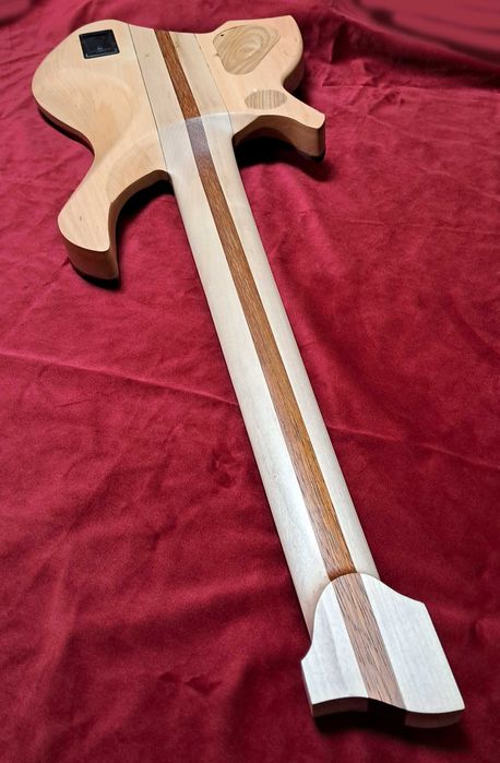 Електрогітара 7 струн хедлес мультімензура наскрізний гриф EMG pickups