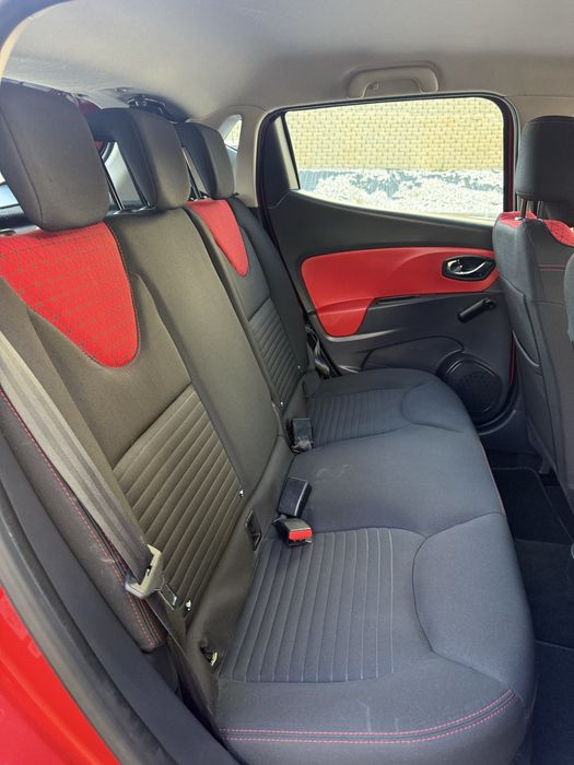 Clio Tce 0.9 Turbo• Red Interior Touch Pack • Hands Free • Ecran • Camera de Ré • Keyless Entry • Keyless Start • Poucos Km • IPO 7/27 • Revisado