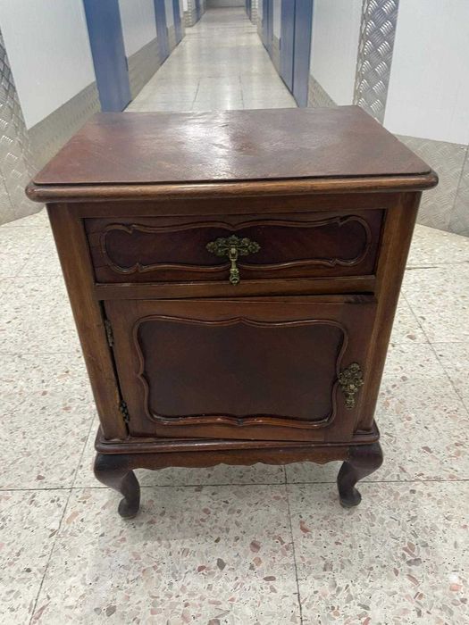 2 mesas de cabeceira antigas