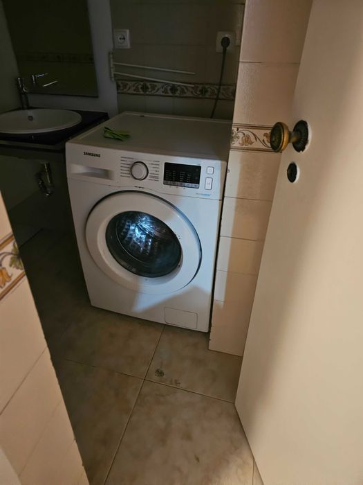 Cama, Geladeira, fogão, armario.