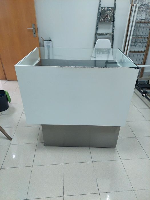 Balcão de exposição / atendimento com vitrine de vidro