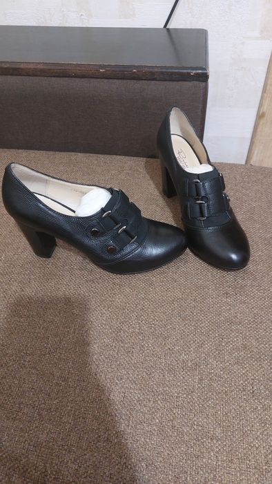 Шкіряні туфлі чорного кольору