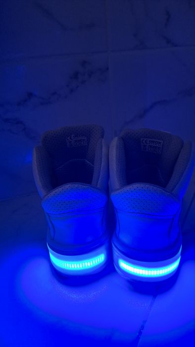 Buty spotowe Geox z podświetleniem LED r. 36
