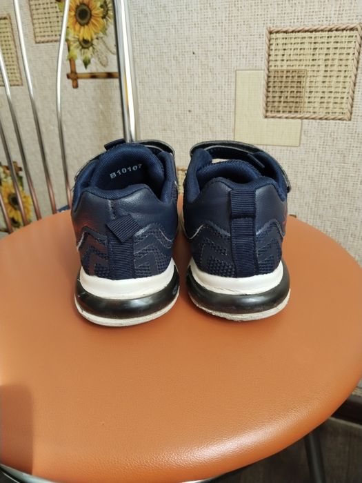 Продам кроссовки на мальчика 31 р.